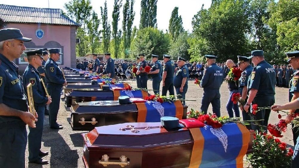 В ДНР простились с погибшими под обстрелом в Рубцах спасателями