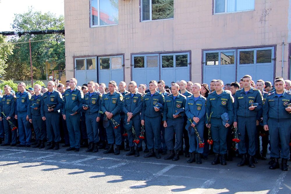 Сегодня личный состав спасательного ведомства Республики попрощался с погибшими сотрудниками 14 пожарно-спасательной части г. Макеевка: начальником караула Владимиром Антипенко и старшим водителем Евгением Атановым