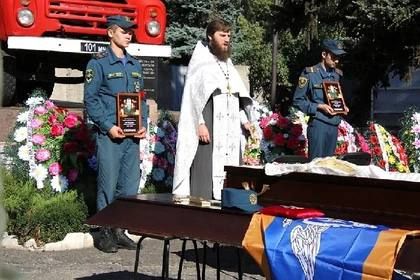 В МЧС попрощались с двумя сотрудниками, погибшими в результате обстрела Макеевки