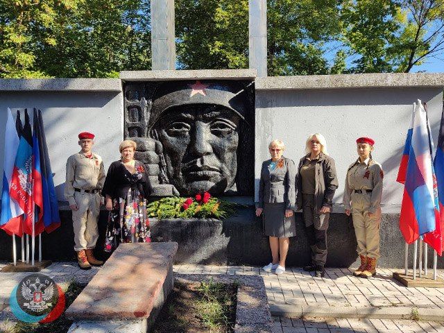 Сегодня, 7 сентября, в Кировском районе г. Макеевки состоялось возложение цветов у мемориального комплекса жилого массива «Путь Ильича», по случаю 79-й годовщины освобождения Донбасса