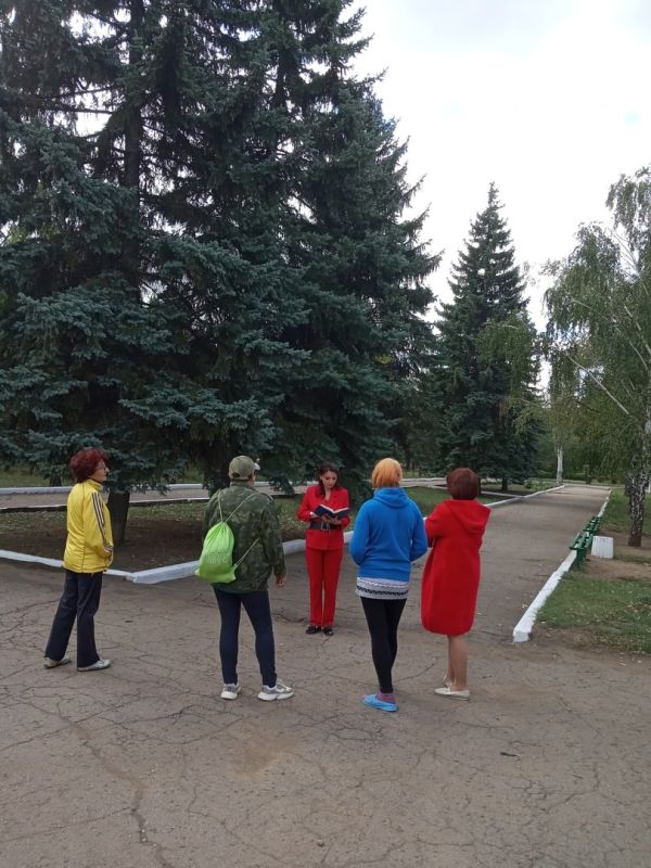 7 сентября 2022 года управляющим делами администрации города Юнокоммунаровска Калениченко Оксаной Евгениевной был проведен сход граждан в Мемориальном сквере «Шахтерская Слава»