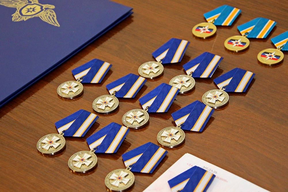 Министр МЧС ДНР Алексей Кострубицкий вручил ведомственные награды сотрудникам МЧС, организовавшим поиск и спасение коллег, подвергшихся обстрелу ВФУ в селе Рубцы Краснолиманского района