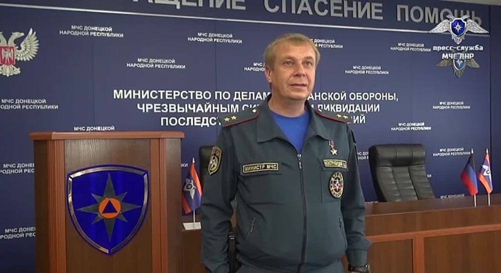 Глава МЧС ДНР Алексей Кострубицкий вручил ведомственные награды сотрудникам МЧС, организовавшим поиск и спасение коллег, подвергшихся обстрелу ВФУ в селе Рубцы Краснолиманского района