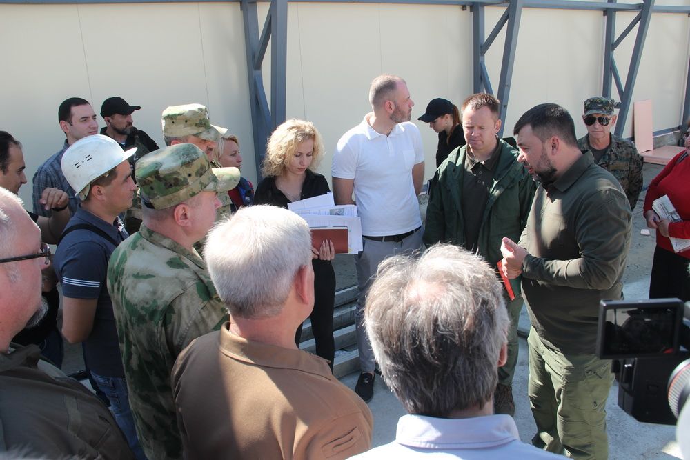 Денис Пушилин ознакомился с ходом строительства завода по производству и розливу питьевой воды в поселке Старобешево