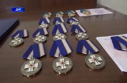 В МЧС ДНР наградили сотрудников, спасших жизни сослуживцев при обстреле в поселке Рубцы
