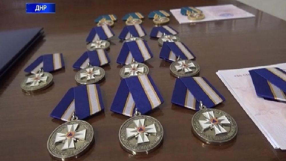 В МЧС ДНР наградили сотрудников, спасших жизни сослуживцев при обстреле в поселке Рубцы