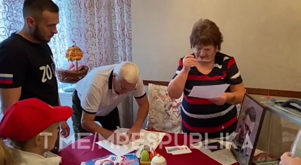 Эксклюзив. Молодая Республика в гостях у родителей Александра Захарченко