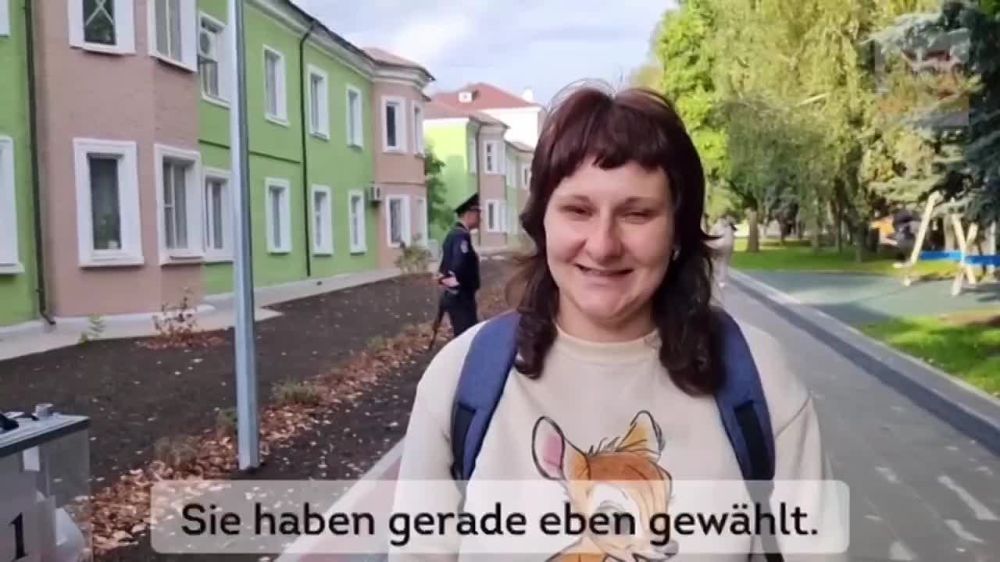 Alina befragt eine Frau in der Donezker Volksrepublik zum Thema Referendum und zum Druck von Seiten der rtlichen Behrden