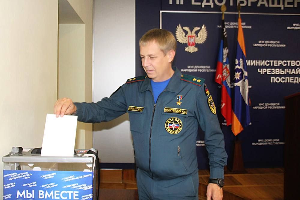Министр МЧС ДНР генерал-лейтенант службы гражданской защиты Кострубицкий Алексей Александрович принял участие в голосовании на референдуме по вопросу вхождения Донецкой Народной Республики как субъекта в состав Российской Федерации