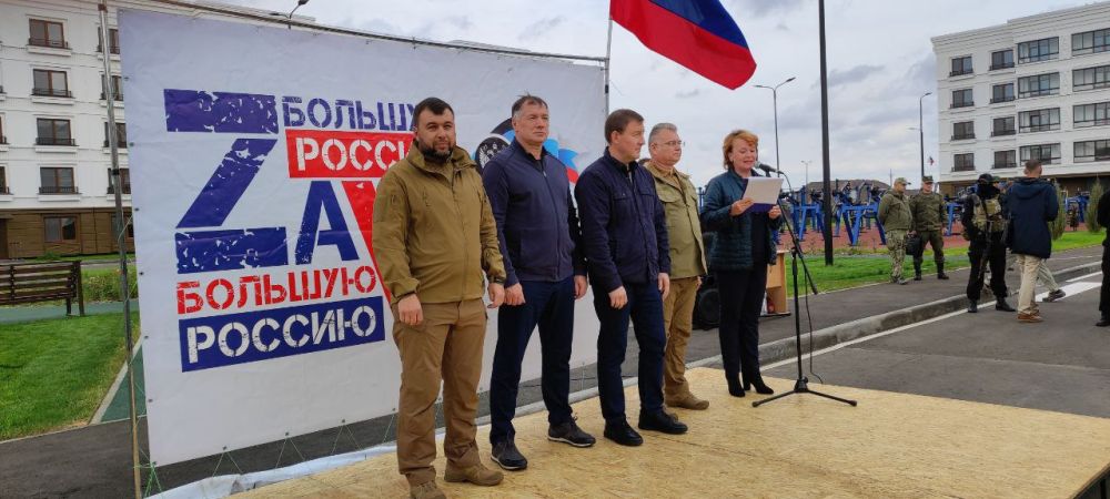 Денис Пушилин, Марат Хуснуллин и Андрей Турчак поздравили с новосельем мариупольцев, получивших жилье в микрорайоне Невском