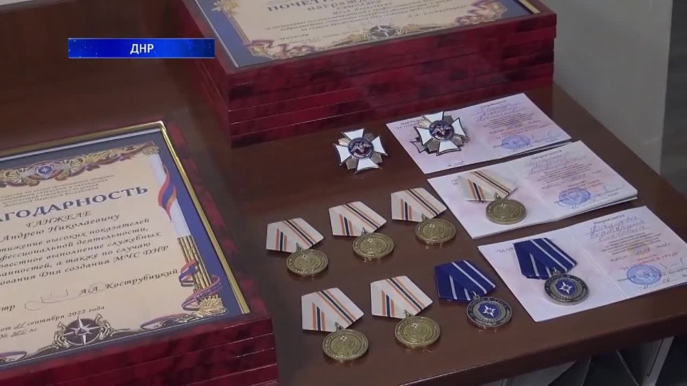 Министр МЧС ДНР наградил сотрудников ведомства в честь восьмой годовщины со дня его создания