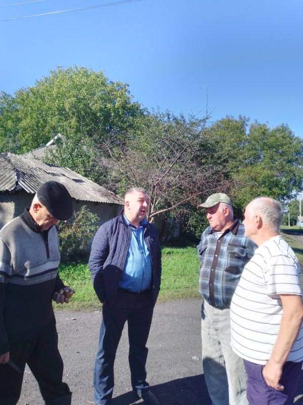 Дмитрий Лысенко: Сегодня, 6 октября, глава Пелагеевской поселковой администрации Роман Грицай провёл сход граждан на пересечении ул. Воссоединения и ул. Фрунзе