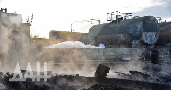 Последствия обстрела железнодорожной станции в Иловайске — фото