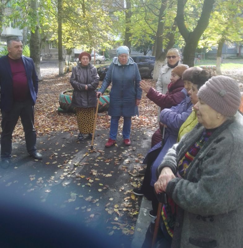 Дмитрий Лысенко: Сегодня, 13 октября, глава Пелагеевской поселковой администрации Роман Грицай провёл сход возле дома № 15 микрорайона «30 лет Победы»