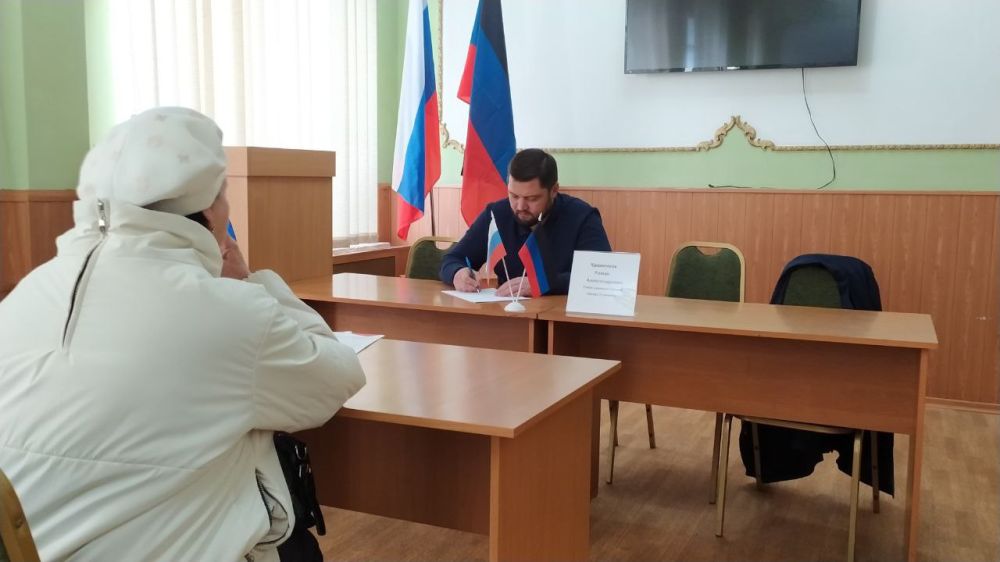 Глава администрации города Енакиево провел прием граждан