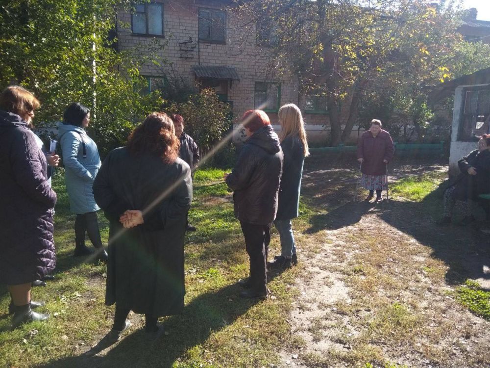 Сегодня, 17 октября, управляющий делами администрации города Харцызска Виктория Рогожина провела встречу с жителями поселка Широкое