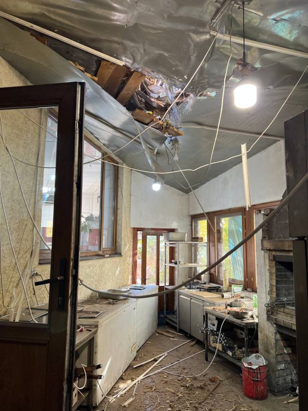 Роман Косарев: Украинские националисты не прекращают обстрелы мирного населения ДНР. Сегодня попали по ресторанному комплексу «Гуляй-Хата»