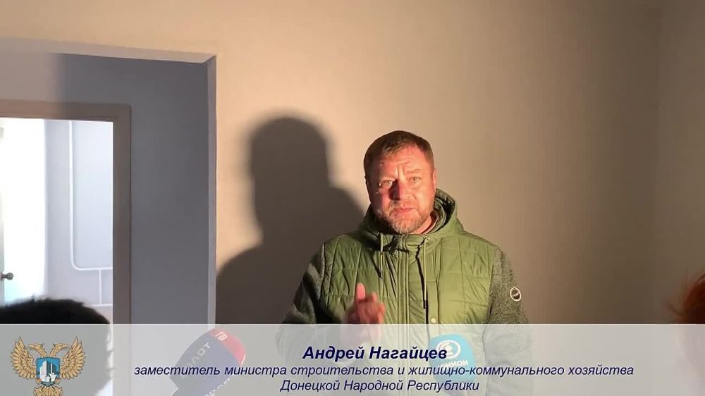 Заместитель министра строительства и ЖКХ ДНР Андрей Нагайцев проинспектировал ход восстановительных работ в Волновахе