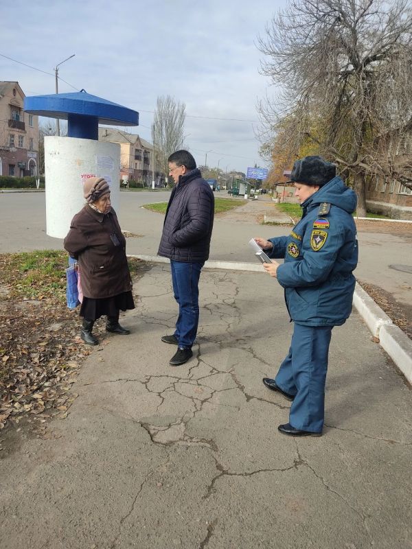 03 ноября 2022 года с главой администрации города Юнокоммунаровска Валовым Сергеем Ивановичем прошла встреча с жителями города по ул. Ильича, д. 14/16, в районе аптеки