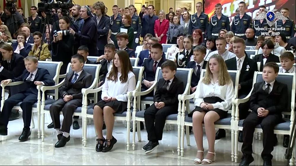 Герой Донецкой Народной Республики, Министр МЧС ДНР Алексей Кострубицкий в Совете Федерации наградил детей-героев из Донбасса