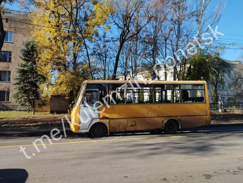 Последствия обстрела со стороны ВСУ района Железнодорожной больницы в Донецке