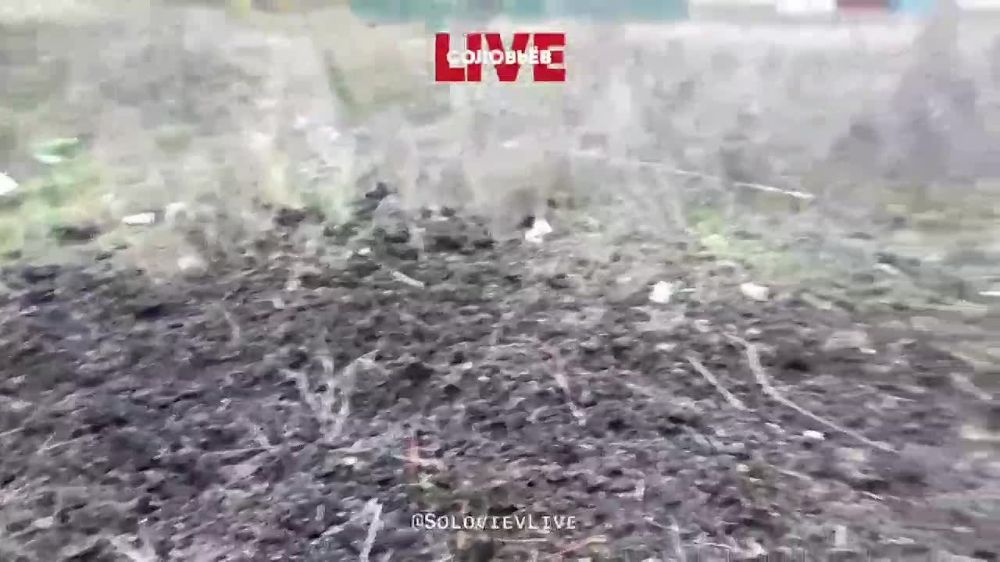 14 снарядов в один дом. Так прошел сегодняшний день для жителей 3 микрорайона города Ясиноватая в ДНР. Три прямых попадания в крышу, в доме выбило все окна