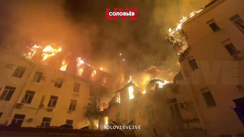 В Ворошиловском районе Донецка продолжает гореть здание управления Донецкой Железной Дороги после обстрела из РСЗО Himars