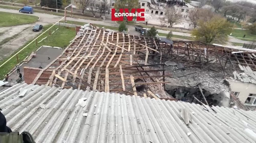 Украинские нацисты продолжают применять американские РСЗО "Himars" по мирным городам ДНР. Сегодня утром обстрелу подверглось тыловое село Розовка, в Шахтерском районе Республики