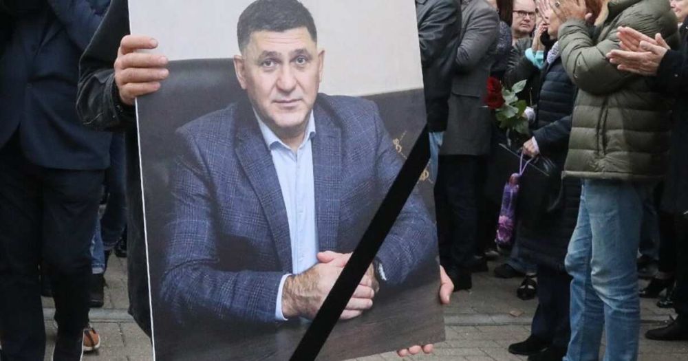 Сквер перед Донецким драмтеатром назвали именем Сергея Пускепалиса