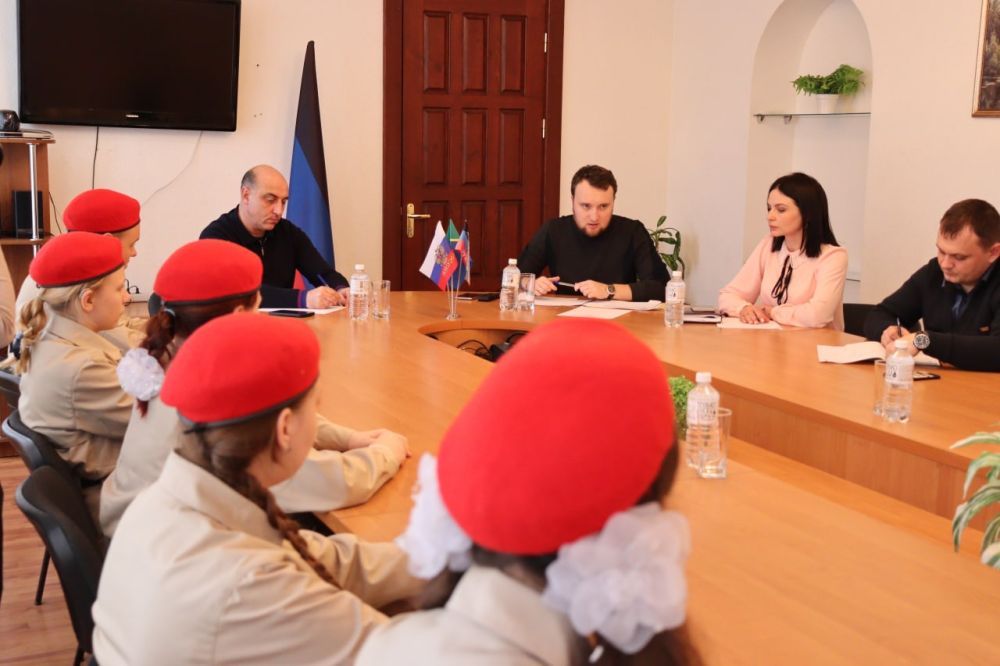 Дмитрий Лысенко: Сегодня, 25 ноября, в администрации города Тореза состоялась встреча заместителя Министра молодежи, спорта и туризма Ильи Бубнова с активами Торезского штаба ОО ВПД «МОЛОДАЯ ГВАРДИЯ-ЮНАРМИЯ», студентами и рабочей молодежью