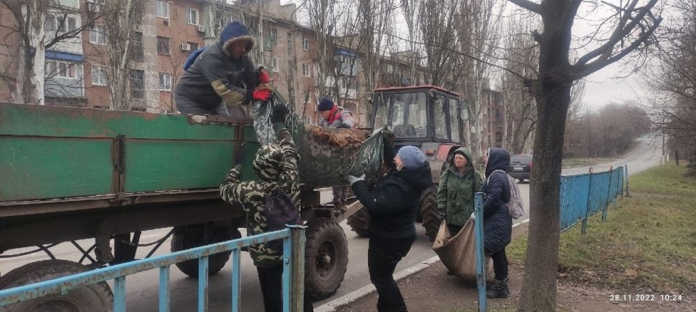 В рамках проведения мероприятий по благоустройству территории города Юнокоммунаровска продолжается вырубка поросли и уборка мусора по улице Армейской