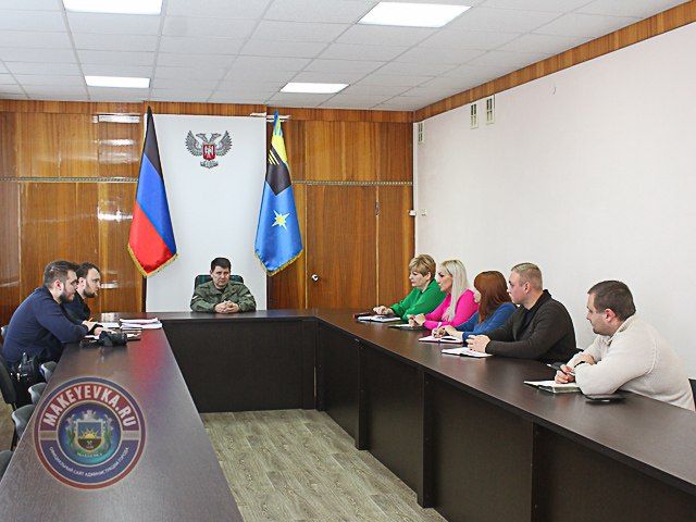 Глава администрации города Макеевки Владислав Ключаров провёл встречу с заместителем министра молодежи, спорта и туризма ДНР Ильёй Бубновым