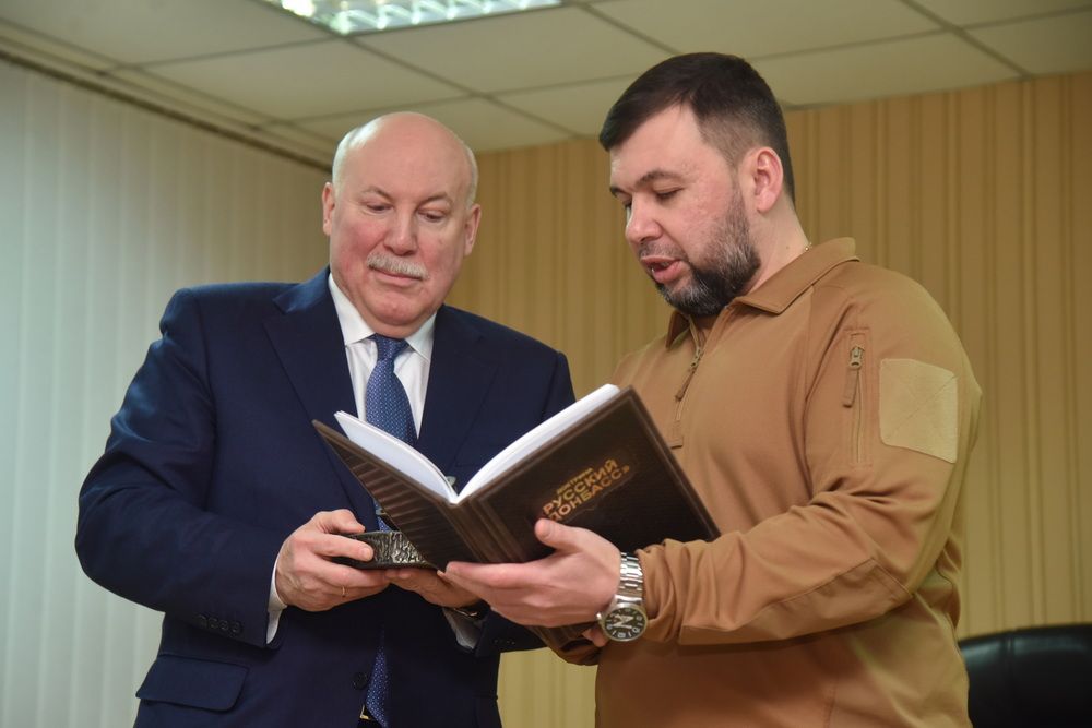 Денис Пушилин и Дмитрий Мезенцев встретились в ходе передачи гуманитарной помощи одному из учебных заведений Донецка