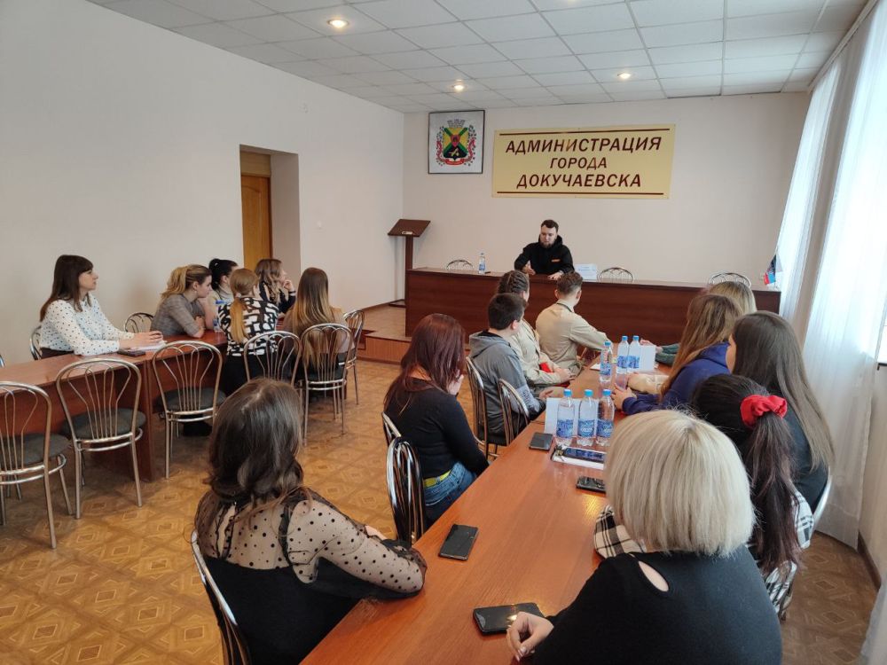 Александр Качанов: Сегодня, 2 февраля, а зале заседаний администрации города Докучаевска состоялась встреча Заместителя Министра молодежи, спорта и туризма Ильи Бубнова с акти...