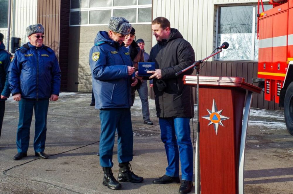 Виталий Хоценко вручил министру МЧС ДНР Алексею Кострубицкому ключи от нового бронированного пожарного автомобиля