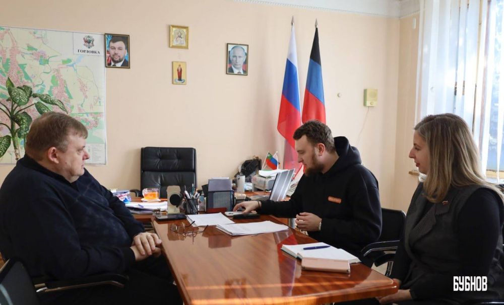 Илья Бубнов: Вчера ездил в Горловку. Встретился с заместителем главы администрации города Горловка Алексеем Ивахненко. Обсудили насущные вопросы по выстраиванию работы с молод...