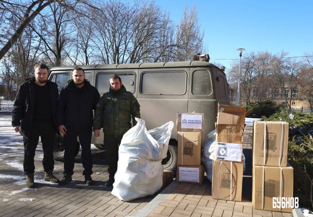 Министр молодежной политики Кирилл Макаров и замминистра молодежи, спорта и туризма Илья Бубнов передали генераторы для наших военнослужащих от Общероссийского народного фронт...