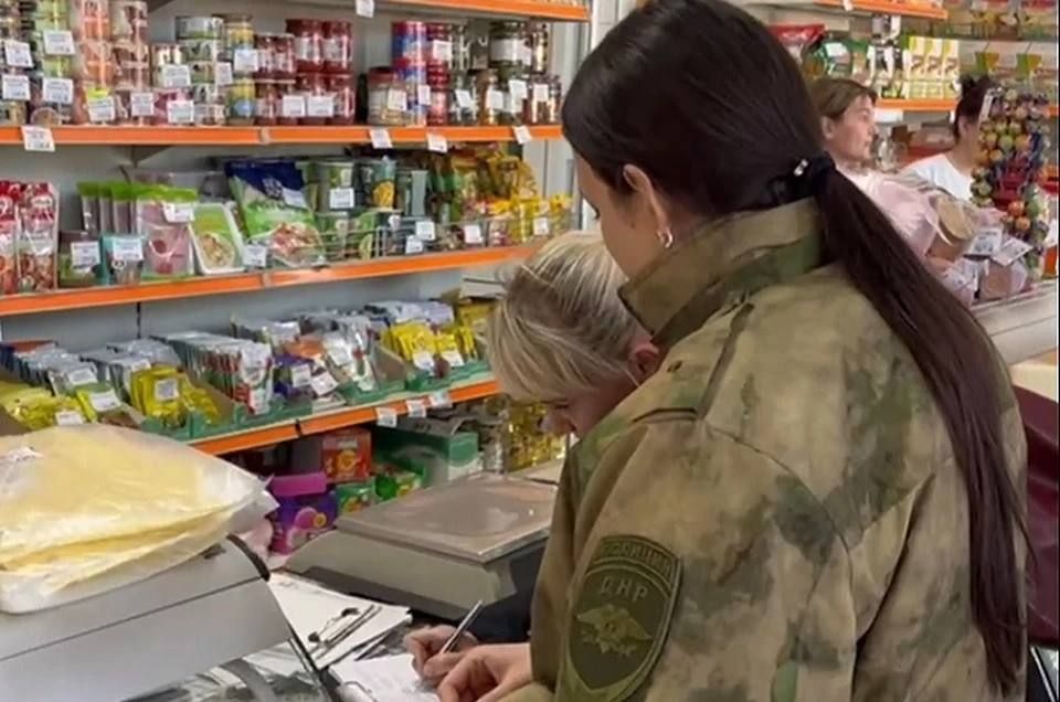 В Донецке в первый же день проверки выявили нарушителей, завысивших цену продажи питьевой воды на разлив