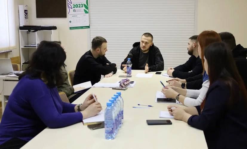 Министр молодежной политики Кирилл Макаров и замминистра молодежи, спорта и туризма Илья Бубнов провели совещание с руководителями общероссийских проектов в ДНР