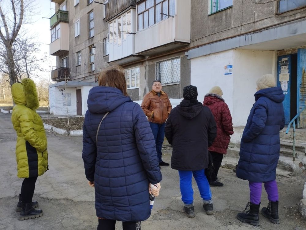 1 марта 2023 года, согласно утвержденному плану-графику, по ул. Синчугова, 37 глава администрации города Юнокоммунаровска Валов Сергей Ивановичем провел сход граждан