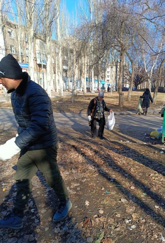 Василий Ткачук: В рамках проведения акции «чистый четверг» силами сотрудников администрации Калининского района г. Донецка организована уборка случайного мусора