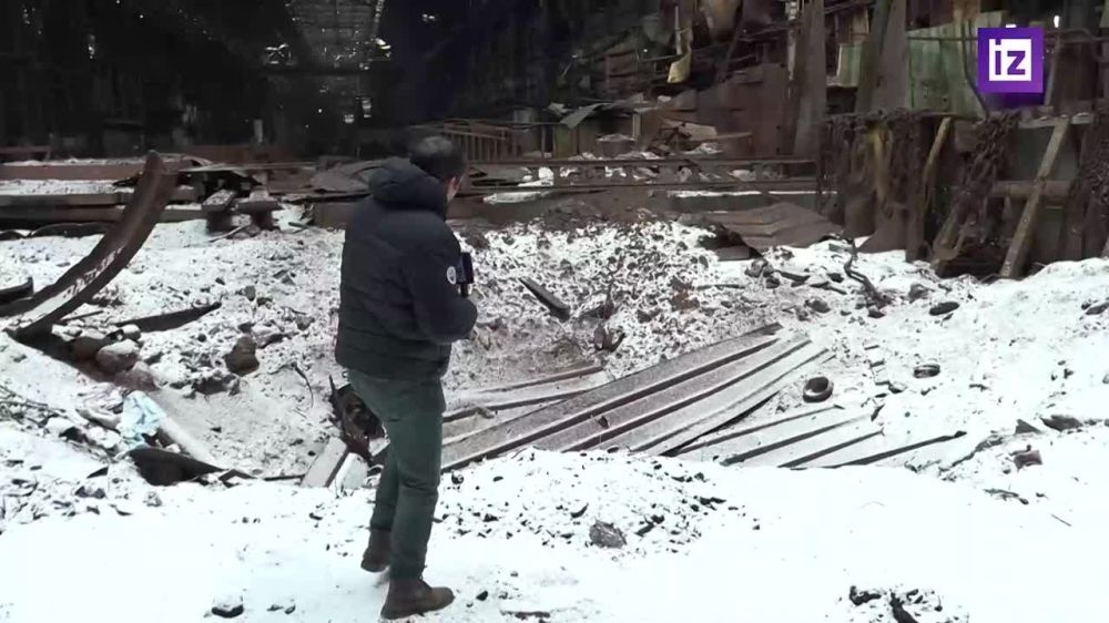 Российские саперы справились с задачей по полной очистке территории "Азовмаша" от мин ВСУ, сообщил с места событий корреспондент "Известий" Кирилл Ольков