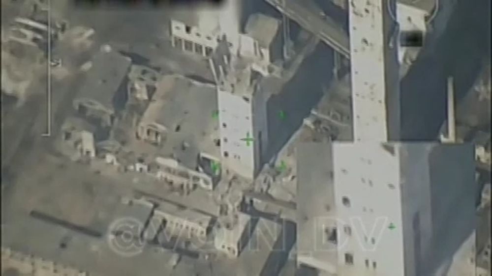 Виталий Киселев: Кадры нанесения ударов по шахте «Южнодонбасская-1» к северо-востоку от Угледара, которая является важным узлом обороны ВСУ на этом участке фронта