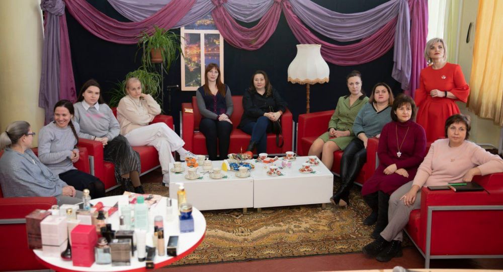 Василий Ткачук: Обучающиеся 6 гимназии г. Донецка совместно с родителями и учителями, креативно поздравили защитниц нашей...