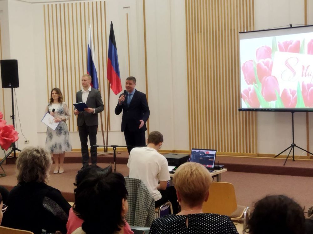 Василий Ткачук: В преддверии Международного женского дня 8 марта поздравил работников образования Калининского района города Донецка