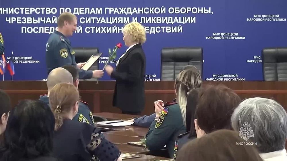 В зале совещаний МЧС ДНР в канун 8 Марта руководитель спасательного ведомства ДНР Алексей Кострубицкий вручил медаль МЧС ДНР «За содействие делу спасения» и «За отличие в труде», Почетные грамоты и Благодарности