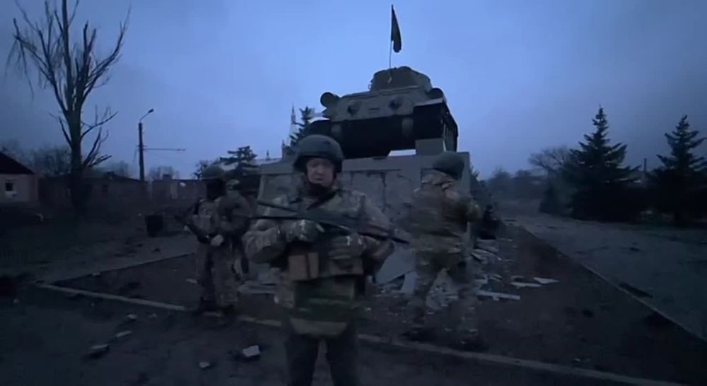 Этой ночью, в центре Артёмовска, у постамента с танком Т-34, где ЧВК Вагнер установили свой флаг вместо бандеровского...