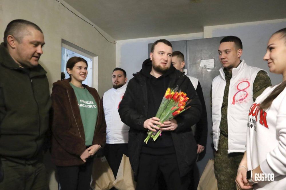 Илья Бубнов: Вместе с ребятами из Молодой Республики и МГЕР в рамках акции #ВамЛюбимые поздравили девушек в одной из воинских частей