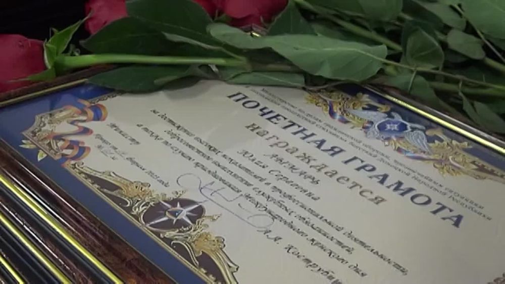 В канун 8 марта сотрудницам МЧС ДНР вручили награды за службу