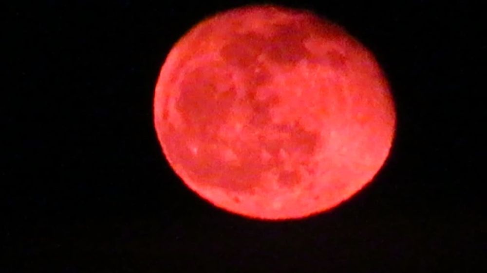 ������ ���� ��� �������� (Red Side of the Moon)